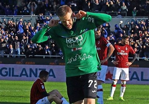 Striscione dai toni provocatori e ultimativi dei tifosi della curva nord affisso fuori dalle inferriate del cantiere del settore: Atalanta Libas AC Milan 5-0 page-2 : Okezone Bola