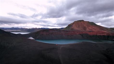 Vídeo Premium Viajero En El Cráter Volcánico Con Vistas Al Lago