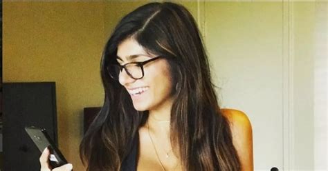 Pornhub Star Mia Khalifa Kod By Nfl Ace Who Roasts Her With Im Young Not Stupid When She