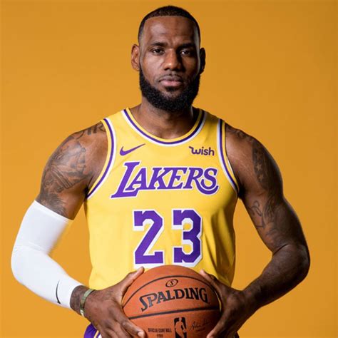 A new legacy (2021) sv3. LeBron James Debuts First Look at the Space Jam Sequel ...