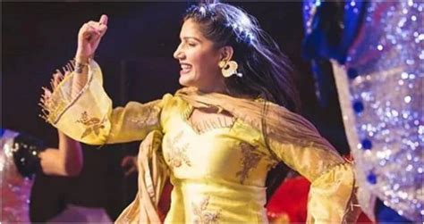 Sapna Choudhary Dance Video सपना चौधरी ने अपने डांस मूव्स से किया फैंस को घायल Video हुआ वायरल