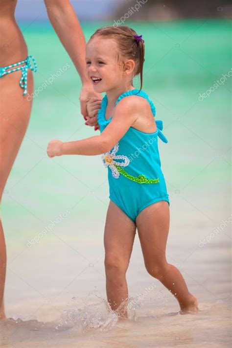 Adorable niña durante las vacaciones en la playa tropical fotografía de stock d travnikov