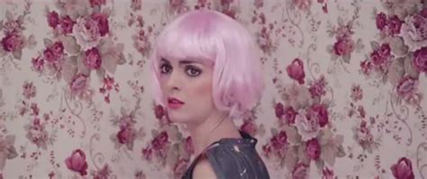 love of lesbian presentan el surrealista videoclip para si tú me dices ven yo digo affleck