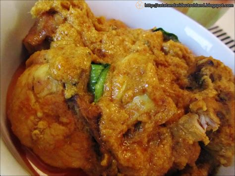 Panaskan sedikit minyak untuk menumis bawang bombay, bumbu halus, daun salam, daun jeruk, lengkuas, serai hingga harum. Catatan Dari Deutschland: Ayam Masak Lengkuas..