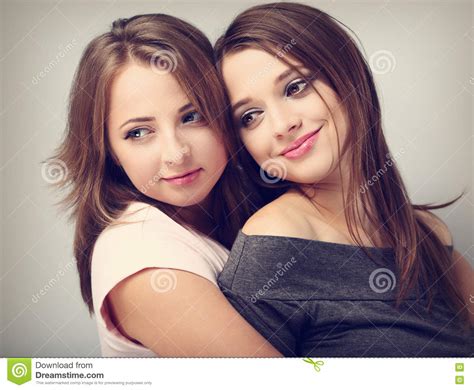 dos amigas hermosas que miran con amor y tendern natural imagen de archivo imagen de atractivo