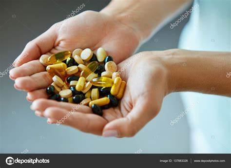 Разнообразие диеты 5 Витамины и добавки. Женские руки полны таблеток стоковое фото ©puhhha Витамины и добавки. Женские руки полны таблеток стоковое фото ©puhhha Разнообразие диеты 5