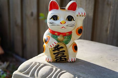 Maneki Neko The Cat Statue Lucky Charm Pop Japan
