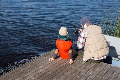 Pesca Feliz Del Hombre Con Su Hijo Imagen De Archivo Imagen De