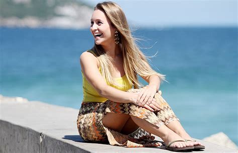 Carla Diaz exibe toda sua graça em ensaio na praia OFuxico
