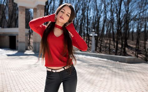 Rozmarzona Dziewczyna W Czerwonym Swetrze
