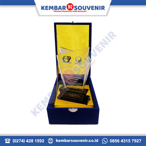 Harga Plakat Custom Di Kembar Souvenir Dan Keunggulannya