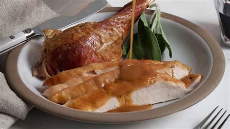 thanksgiving gravy from your turkey s pan drippings wttw chicago