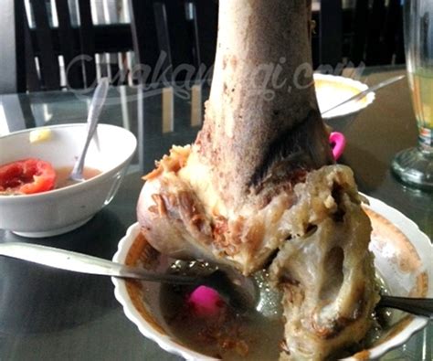 Mengambil sampel cairan dan unsur seluler dari sumsum tulang merah untuk : Bakso dan Sop Sumsum Enak di Malang