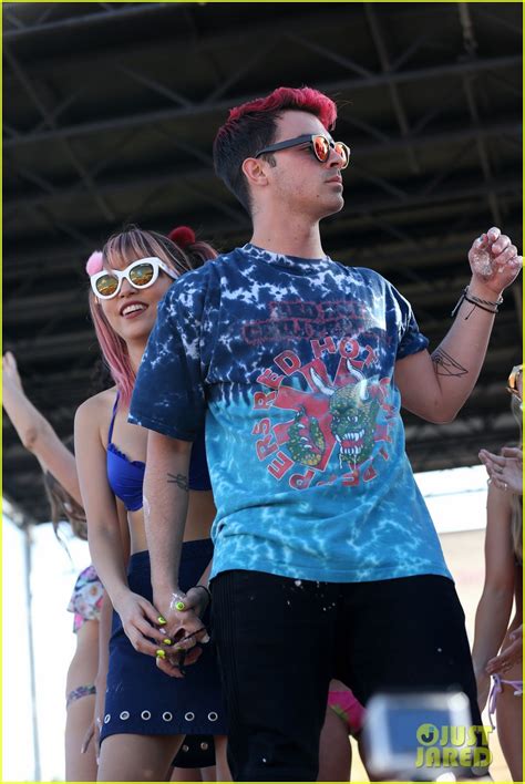 Joe Jonas And His Band Dnce Have A No Pants Party In Miami Photo 3585324