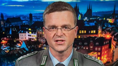 Maybrit Illner Gast Wird Dramatisch Im ZDF Mehr Oder Weniger Nackt