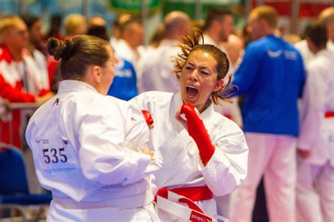 Video More Than 2000 People Pack Out Ice Arena As Karate World
