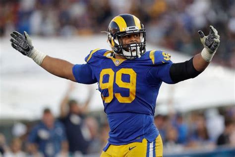 Aaron donald workout with body builder, bench press 385 with ease! Aaron Donald Doesn't Look Like a Defensive Tackle. So He ...