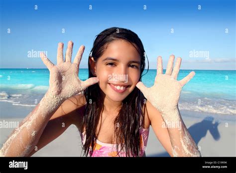 Am Rica Indian Teen Ni A Jugando En La Playa Arenosa Mostrando Las Manos En El Mar Tropical