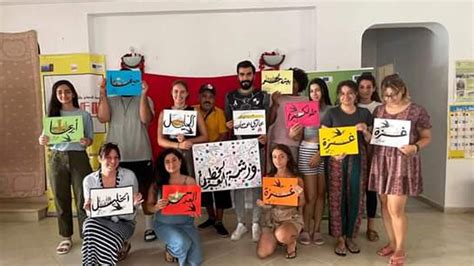 في إطار ورشة الخط العربي بسوسة مجموعة من المتطوعين الشباب من ايطاليا، فرنسا وتركيا يتضامنون مع