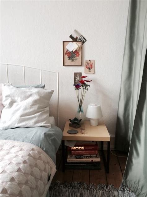 Schlafzimmer ideen zum traumen living at home. Warmes Bett und Blumen machen dein WG-Zimmer gemütlich! # ...