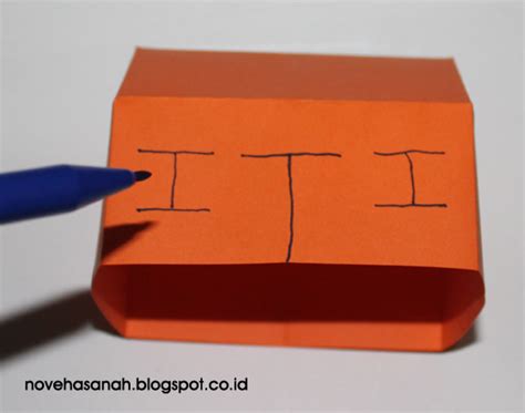 Membuat rumah dari stik es krim adalah aktivitas yang menyenangkan dan sederhana. Cara Membuat Rumah-Rumahan dari Kertas Origami yang Mudah