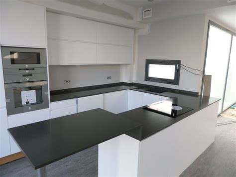 El cemento pulido fue el primer material que se empleaba en suelos de establecimientos de tipo podría decirse que el microcemento nació como solución a los problemas del cemento pulido. Foto: Encimera de Cocina en Silestone Cemento Spa de ...