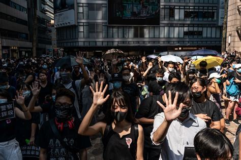 After months of demonstrations over beijing's growing influence tore the city apart, a protester who fell several stories under dubious circumstances died on friday, while another is fighting for his life after being shot at. Hong Kong Proteste: Polizei schießt auf Teenager