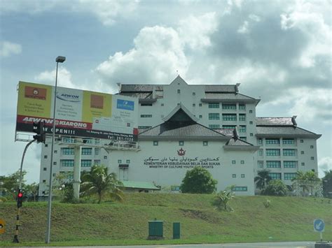 Sejarah penubuhan kementerian belia dan sukan (kbs) bermula pada tahun 1953 dengan tertubuhnya bahagian kebudayaan di bawah jabatan kebajikan masyarakat yang telah diberi tanggungjawab. Bangunan Kementerian Kebudayaan, Belia dan Sukan (Ministry ...