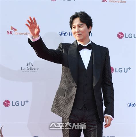 승리 버닝썬 vip 화장실ㅅㅅ동영상.avi 문제의 vip룸 동영상, 물뽕으로 작업한 여성들, 중국인 큰 손에게도 접대, 승리. 스포츠서울 - 포토 김남길 '달콤한 인사'