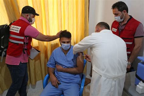 بدء حملة التطعيم ضد فيروس كورونا في إدلب معقل المعارضة السورية Cnn Arabic