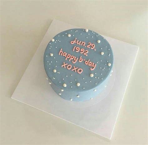 Keep it simple and easy with a minimalist cake using a chocolate birthday cake and a simple cake design. 【Food】Korean Minimal Cakes' Design | Simple Yet Elegant