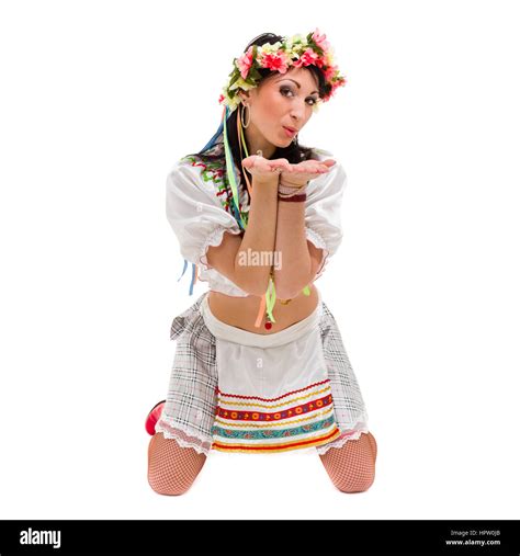 chica en traje tradicional nacional polaca posando longitud completa retrato aislado contra el
