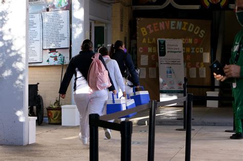 Vacunación en el centro instalado en el la facultad de geografía e historia de. Se retrasa vacunación contra COVID-19 en 50 unidades de la ...