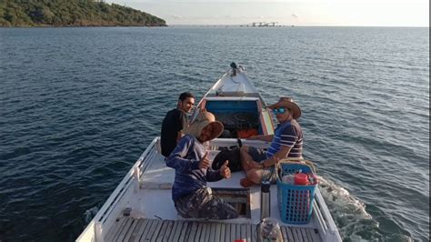 Bertepatan dengan hari laut sedunia (world ocean day) pada jumat (8/6/2019) kemarin, lautan global dan indonesia masih mengalami berbagai tekanan, salah satunya pencemaran dari sampah. DIRGAHAYU HARI LAUT SEDUNIA 2020 - YouTube