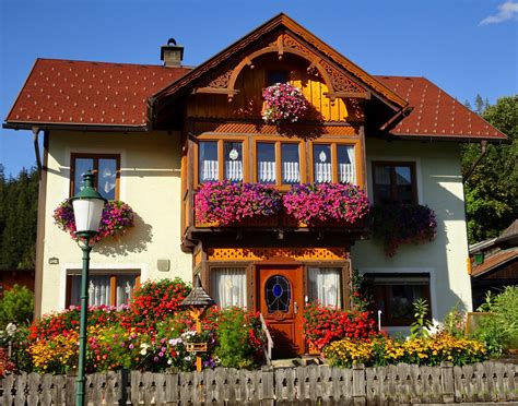 Parkplätze, gesamtfläche (verkauf und büro) = 937m². Ein typisches Ausseer-Haus mit wunderschönem Blumenschmuck ...