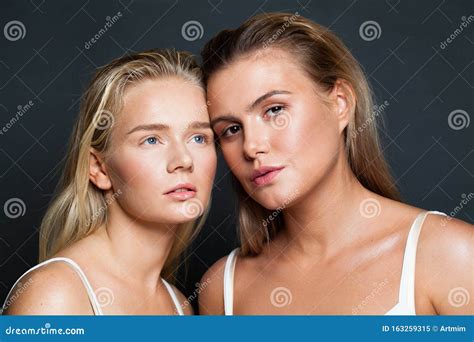 dos mujeres bonitas con la piel clara natural y el pelo rubio imagen de archivo imagen de