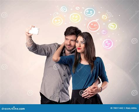 Couples Heureux Prenant Le Selfie Avec Le Smiley Photo Stock Image Du