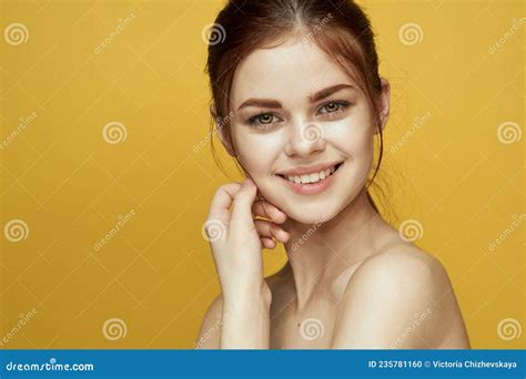 Mujer Con Los Hombros Desnudos Piel Limpia Peinado Posando Fondo Amarillo Foto De Archivo