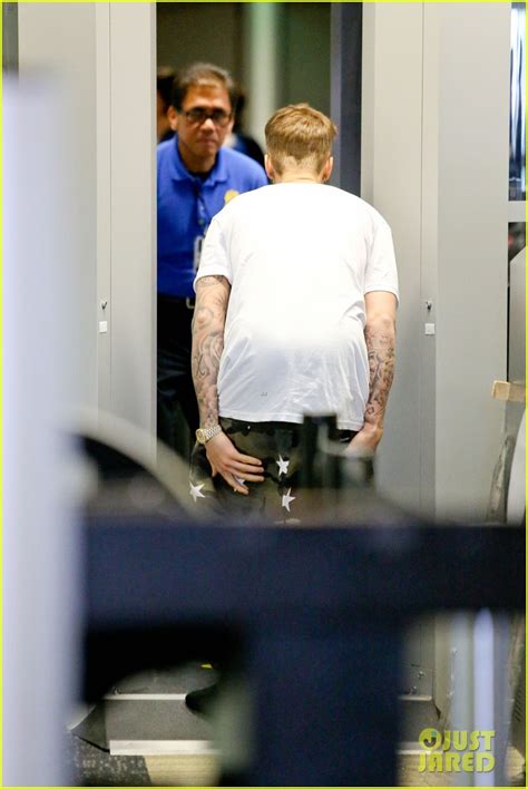 photo justin bieber pants slide down low airport 29 photo 3096179 just jared entertainment