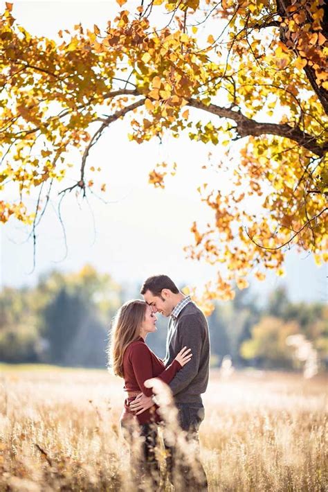 33 Fall Engagement Photos That Are Just The Cutest Outdoor Engagement Photos Fall Engagement