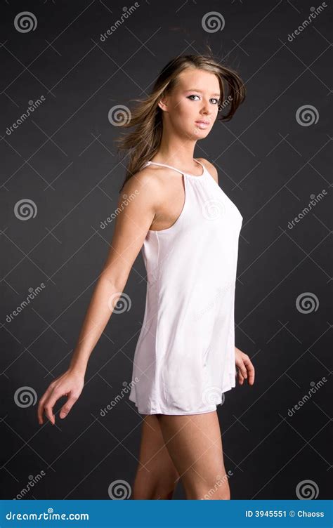 Jeune Femme Mince Dans La Chemise Blanche Image Stock Image Du Femelle Visage