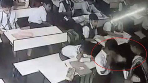 Video Profesora golpea veces a su alumno frente a compañeros de clase