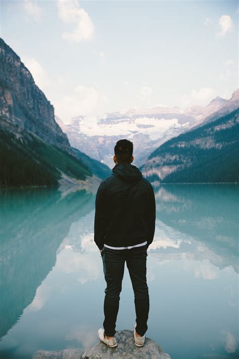 무료 이미지 남자 바다 물 보행 사람 호수 산맥 찾고있는 휴가 남성 서 있는 반사 푸른 협만 산들 보고있다 성인 지리적 특징 산악 지형