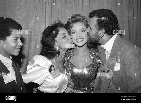 Vanessa Williams Miss New York Is Flanked By Her Mother Helen And Father Milton In Atlantic