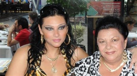 A(z) bangó margit lánya a volt férje párja. című videót videolife nevű felhasználó töltötte fel a(z) emberek/vlogok kategóriába. Bangó Margit nem ölelheti magához szeretett unokáját | nlc