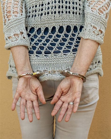 Eine Frau Wird Mit Handschellen Gefesselt Während Sie Mit Den Händen