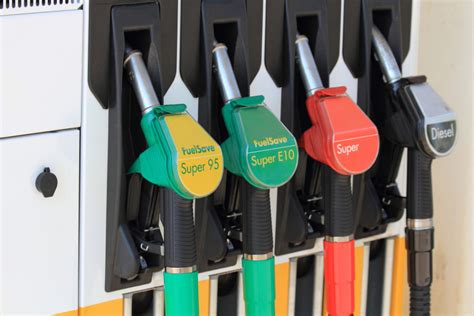 E10 petrol contains up to 10% renewable ethanol, which will help to reduce carbon dioxide (co2) e10 petrol is already widely used around the world, including across europe, the us and australia. Vanaf 1 oktober E10 verplicht bij meeste tankstations ...