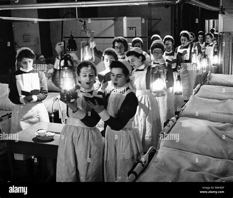 las enfermeras cantar villancicos en nochebuena a los pacientes hospitalizados en las salas de