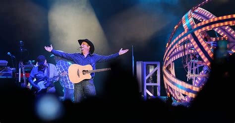 Garth Brooks Brings Dose Of High Energy To Arena Stage