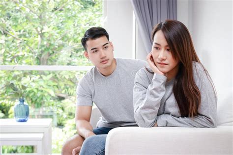 aziatische koppels die met hun vrouw in discussie gaan en zich droevig voelen vertrouwen hun